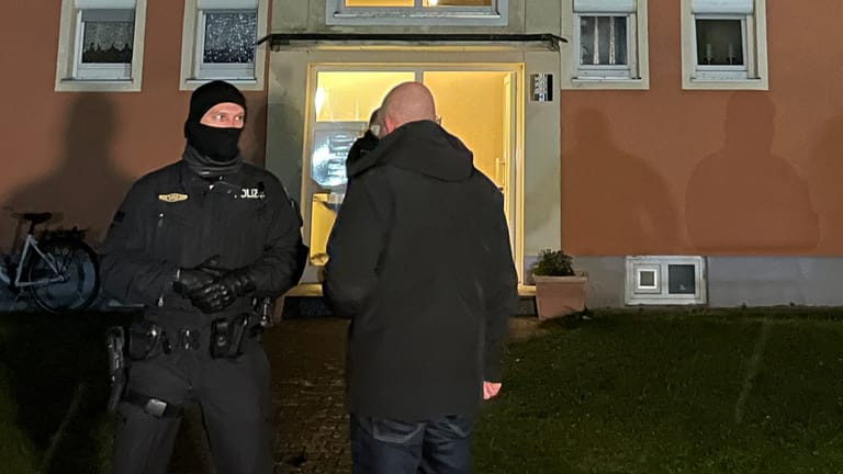 Einsatzkräfte der Polizei stehen vor dem Wohnhaus in Bad Windsheim: Darin fanden Beamte die leblose 33-Jährige und ihren Ex-Mann, der festgenommen wurde.