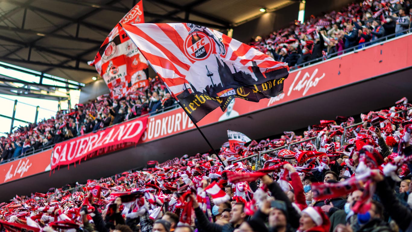 Anhänger des 1. FC Köln beim Derby am Samstag: Ein Fan kollabierte kurz nach Abpfiff der Partie.