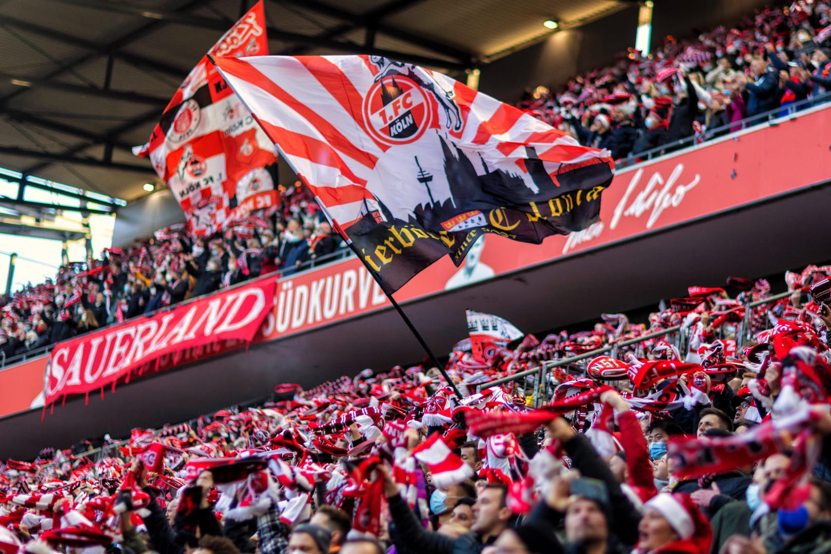 Anhänger des 1. FC Köln beim Derby am Samstag: Ein Fan kollabierte kurz nach Abpfiff der Partie.