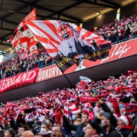 Anhänger des 1. FC Köln beim Derby am Samstag: Ein Fan kollabierte kurz nach Abpfiff der Partie.
