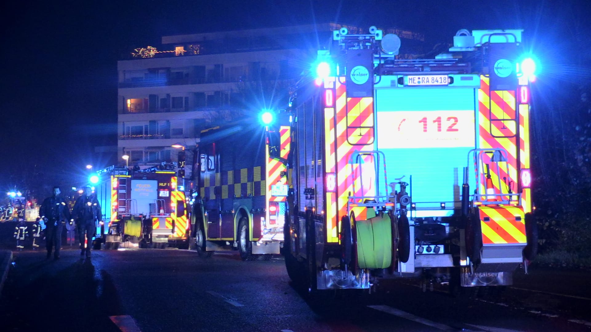 Fahrzeuge der Feuerwehr stehen vor dem Wohnblock: Die Einsatzkräfte waren mit einem Großaufgebot vor Ort. Fahrzeuge der Feuerwehr stehen vor dem Wohnblock: Die Einsatzkräfte waren mit einem Großaufgebot vor Ort.