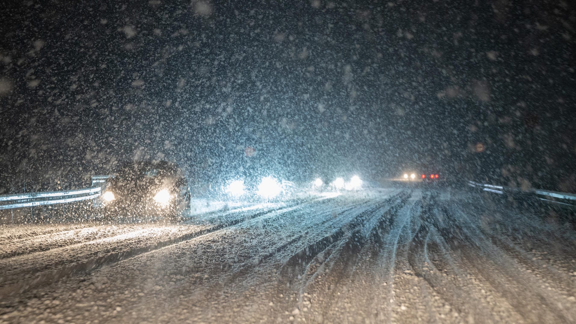 Schneetreiben in Stuttgart (Archivbilder): Schwere Unfälle gab es bislang nicht. Schneetreiben in Stuttgart (Archivbilder): Schwere Unfälle gab es bislang nicht.