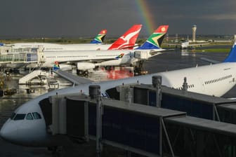 Flughafen Johannesburg: In dem afrikanischen Land wurde die neue Virusvariante zum ersten Mal entdeckt.