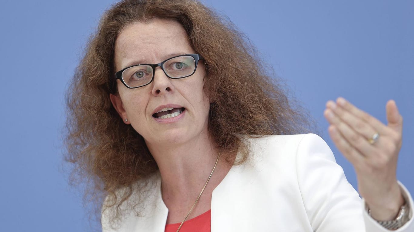 EZB-Direktorin Isabel Schnabel auf einer Pressekonferenz (Archivbild): Die Inflation habe im November den Höhepunkt erreicht.