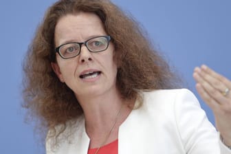 EZB-Direktorin Isabel Schnabel auf einer Pressekonferenz (Archivbild): Die Inflation habe im November den Höhepunkt erreicht.