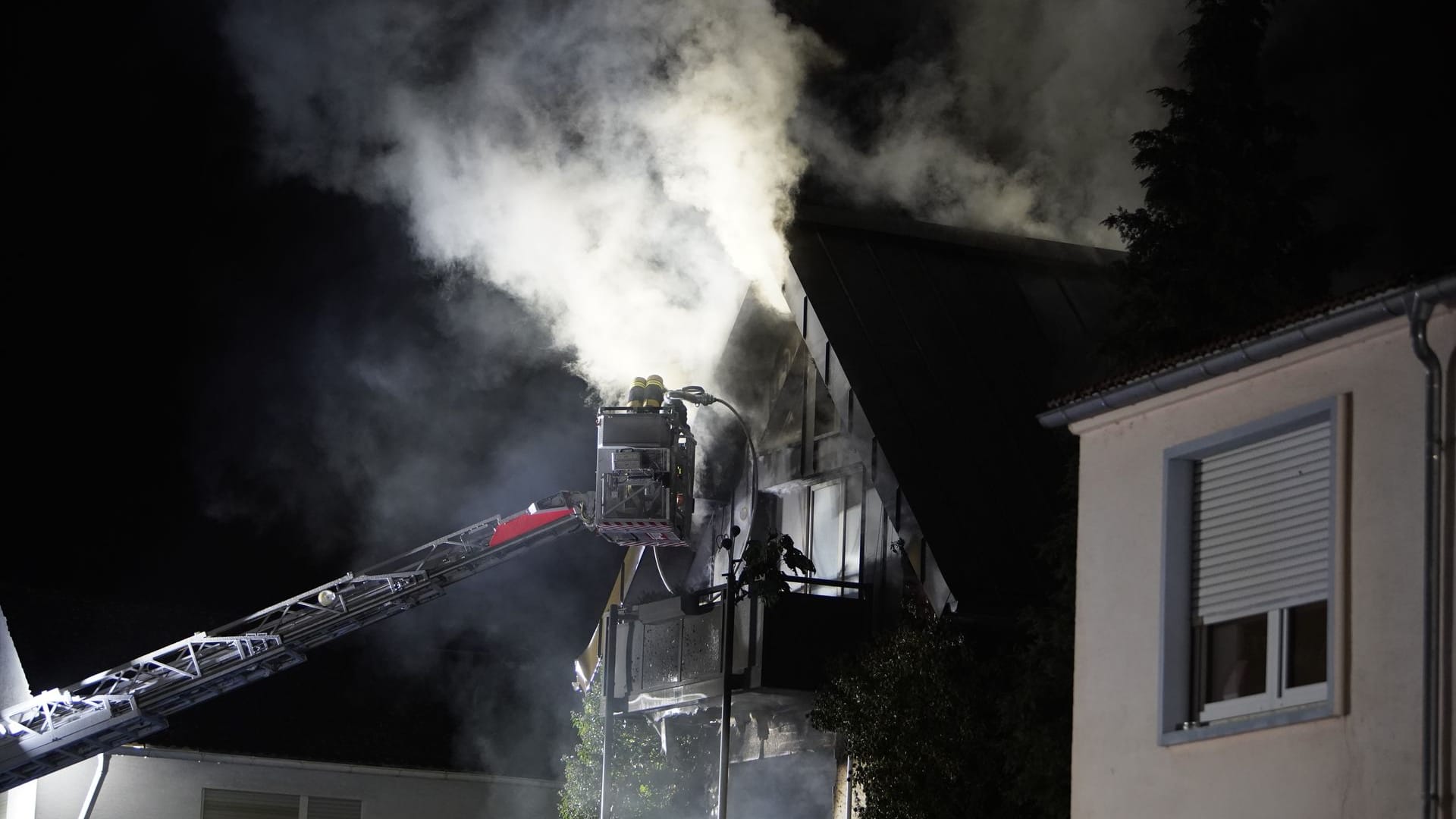 Die Feuerwehr bei den Löscharbeiten: Ein Mensch starb in dem Haus, ein weiterer im Krankenhaus. Die Feuerwehr bei den Löscharbeiten: Ein Mensch starb in dem Haus, ein weiterer im Krankenhaus.