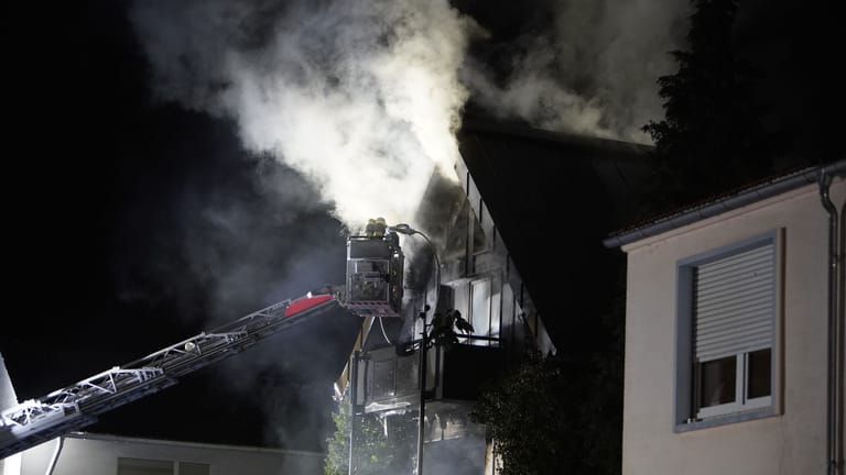 Die Feuerwehr bei den Löscharbeiten: Ein Mensch starb in dem Haus, ein weiterer im Krankenhaus.