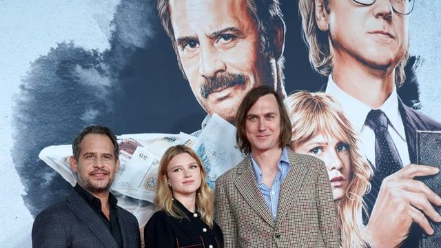 Die Schauspieler Moritz Bleibtreu (l-r), Sinja Irslinger und Lars Eidinger bei der Premiere der RTL+-Serie "Faking Hitler" in Berlin.