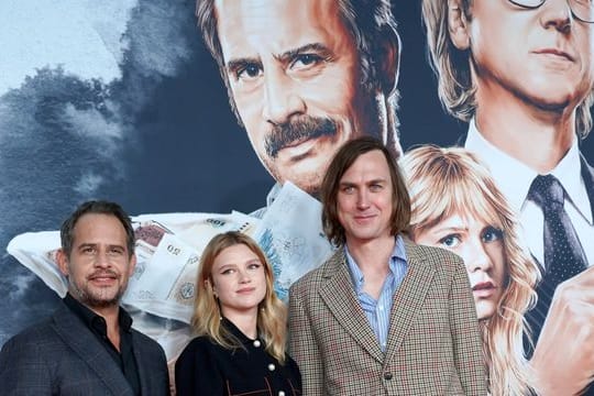 Die Schauspieler Moritz Bleibtreu (l-r), Sinja Irslinger und Lars Eidinger bei der Premiere der RTL+-Serie "Faking Hitler" in Berlin.