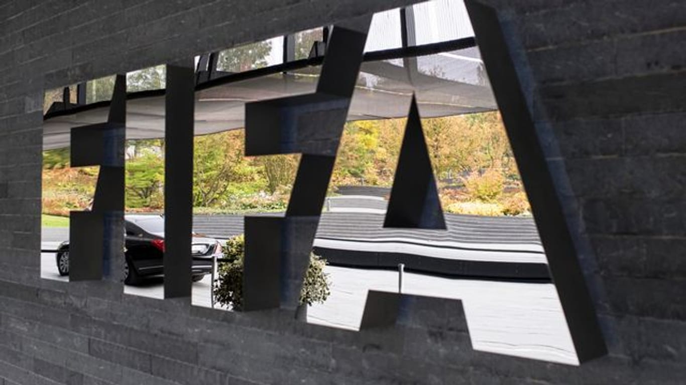 Das Logo der FIFA am Hauptsitz des Weltfußballverbandes in Zürich.