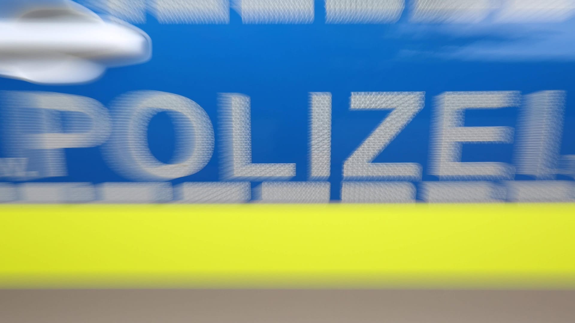 Polizei (Symbolbild): Die Ermittler gehen davon aus, dass der Radfahrer vom Unfallort geflüchtet ist.