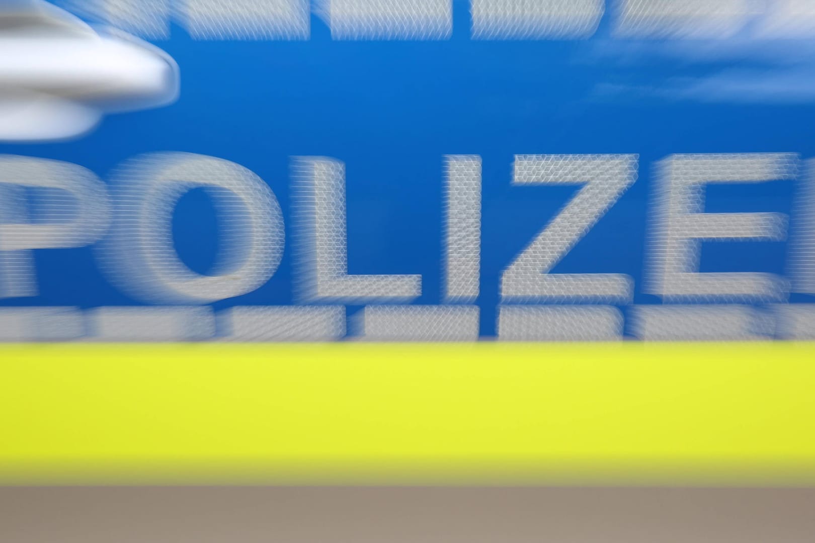 Polizei (Symbolbild): Die Ermittler gehen davon aus, dass der Radfahrer vom Unfallort geflüchtet ist.