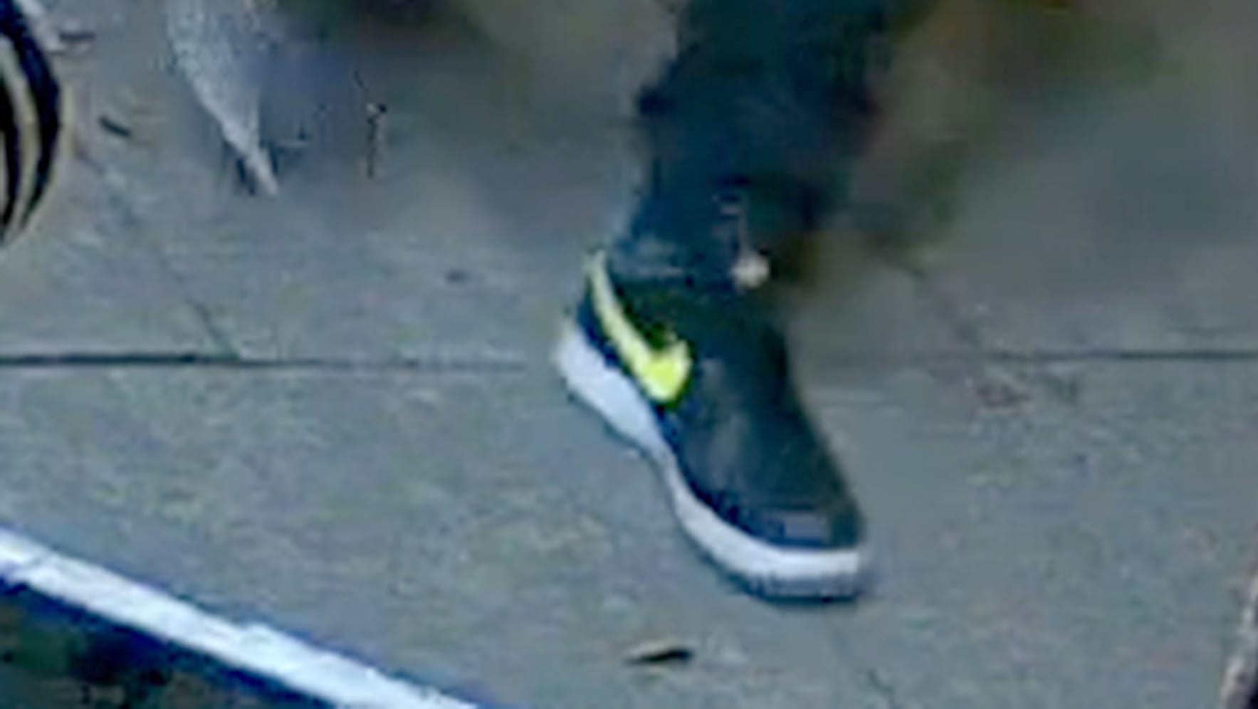 Ein Schuh mit einem gelben Markenzeichen: Die Polizei hofft auf Hinweise zu den Tätern. Ein Schuh mit einem gelben Markenzeichen: Die Polizei hofft auf Hinweise zu den Tätern.