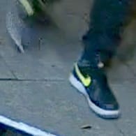 Ein Schuh mit einem gelben Markenzeichen: Die Polizei hofft auf Hinweise zu den Tätern.