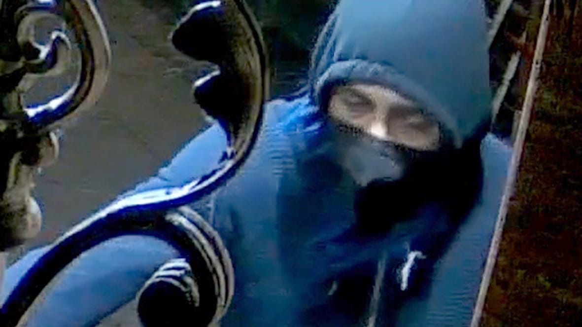 Einer der mutmaßlichen Täter trug eine Maske vor dem Gesicht: Ein weiterer soll sich entfernt vom Eingang aufgehalten haben.