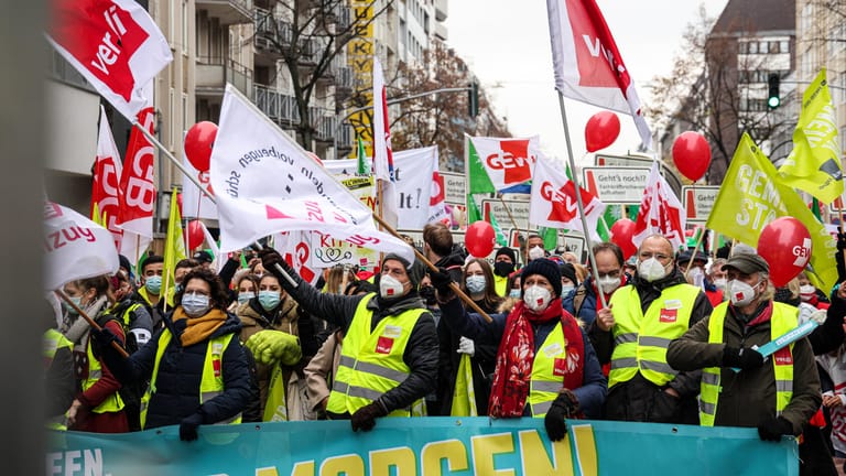 Streik von Beschäftigten im öffentlichen Dienst in Düsseldorf im November (Symbolbild): Verdi und der Beamtenbund gaben am Montag eine Einigung über höhere Gehälter bekannt.