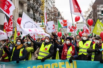 Streik von Beschäftigten im öffentlichen Dienst in Düsseldorf im November (Symbolbild): Verdi und der Beamtenbund gaben am Montag eine Einigung über höhere Gehälter bekannt.