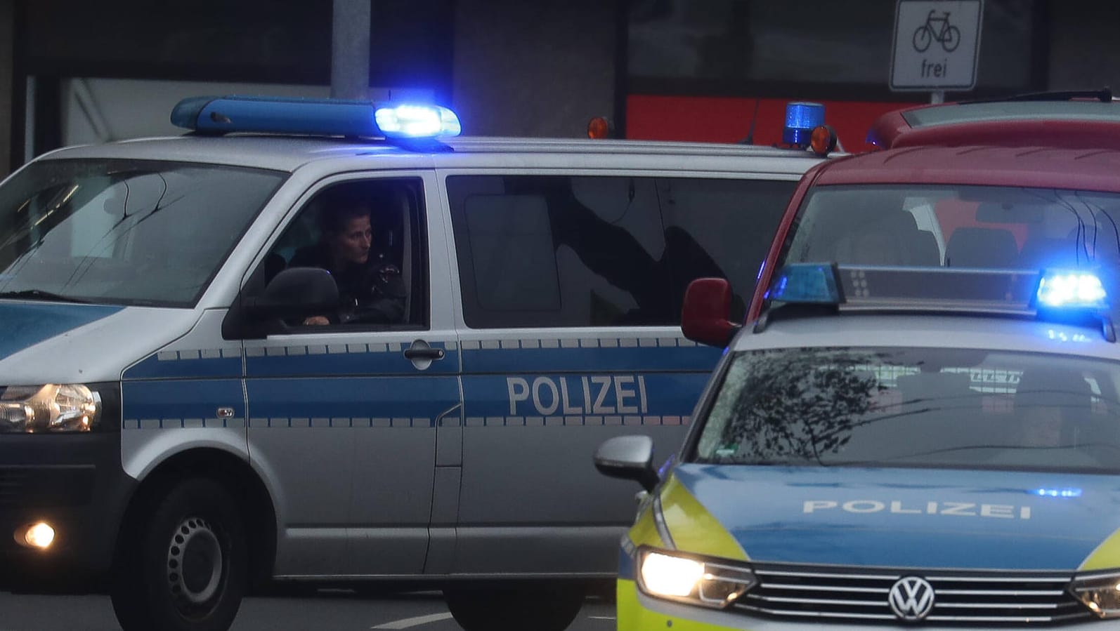 Zwei Fahrzeuge der Polizei im Einsatz (Symbolbild): Mehrere Streifenwagen rückten zu der Schule an.