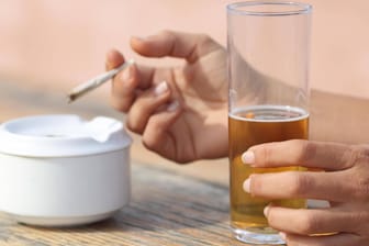 Alkohol oder Cannabis? Beide Drogen haben unterschiedliche schädliche Wirkungen auf den Körper.