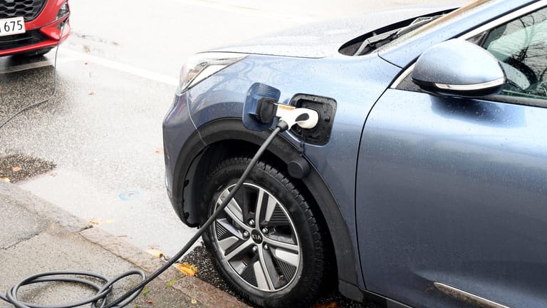 E-Auto an der Ladesäule: Elektromobilität benötigt vermehrt Energie.