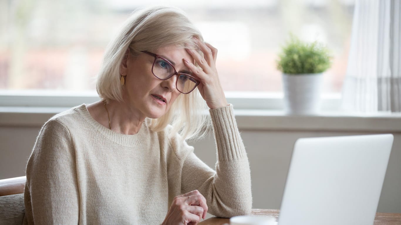 Ältere Frau vor dem Laptop