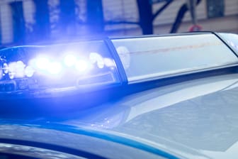 Blaulicht auf einem Polizeifahrzeug (Symbolbild): Der Mann konnte flüchten.