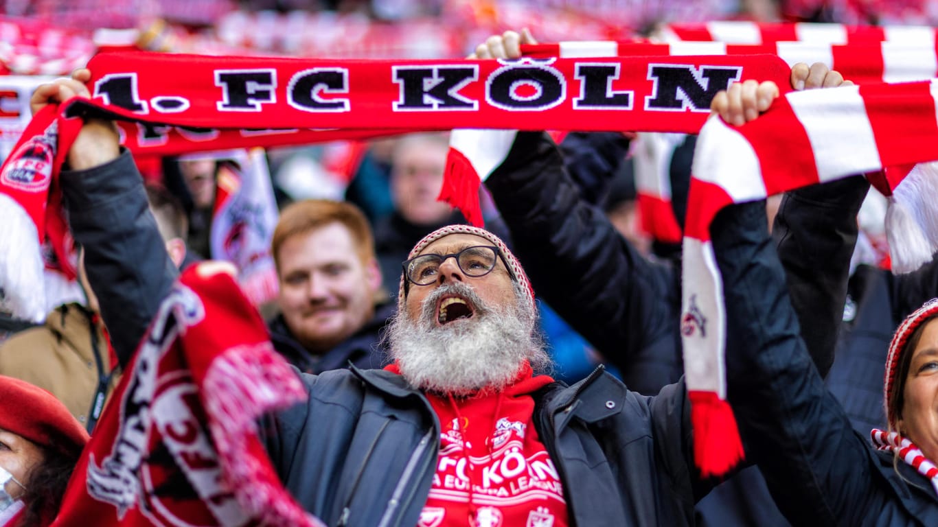 Anhänger des 1. FC Köln am Samstag: Für die Partie galt auf den Rängen Maskenpflicht.