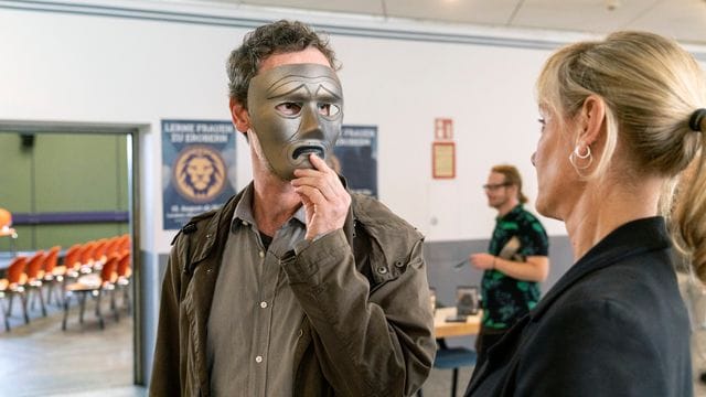 Peter Faber (Jörg Hartmann, l) und Martina Bönisch (Anna Schudt, r) nahmen inkognito an einem Seminar teil.