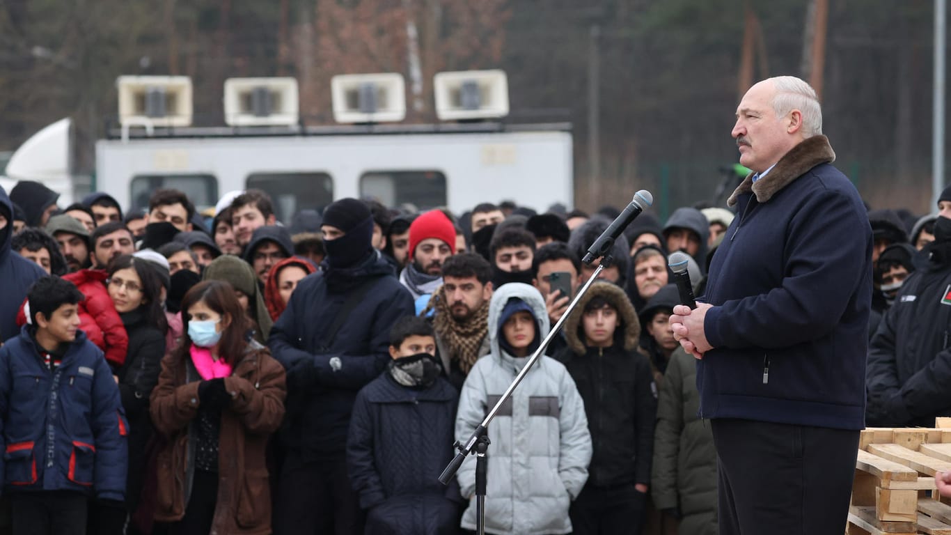 Alexander Lukaschenko an der polnisch-belarussischen Grenze: An den Grenzen zwischen Belarus und den EU-Ländern Polen und Litauen bleibt die Lage angespannt.