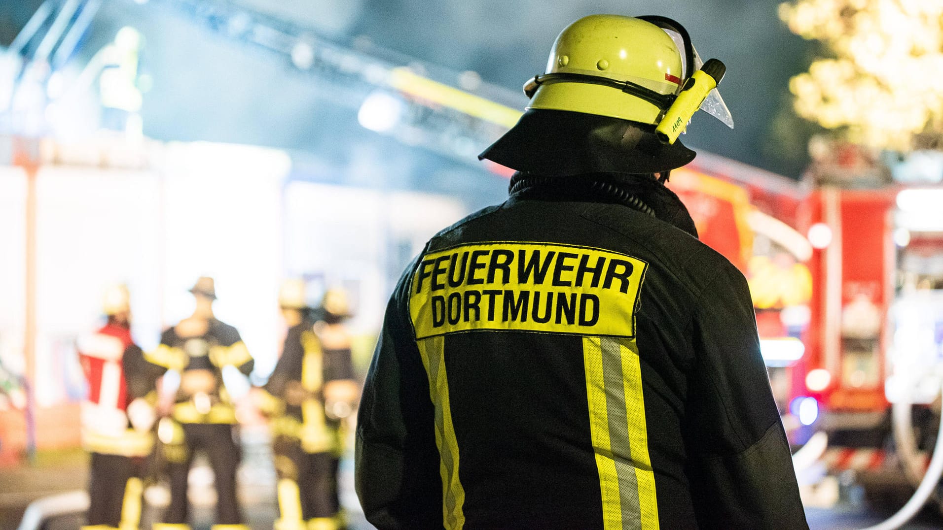 Ein Feuerwehrmann aus Dortmund (Symbolbild): Die B1 war lange Zeit vollgesperrt. Ein Feuerwehrmann aus Dortmund (Symbolbild): Die B1 war lange Zeit vollgesperrt.