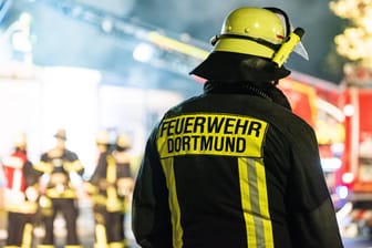 Ein Feuerwehrmann aus Dortmund (Symbolbild): Die B1 war lange Zeit vollgesperrt.