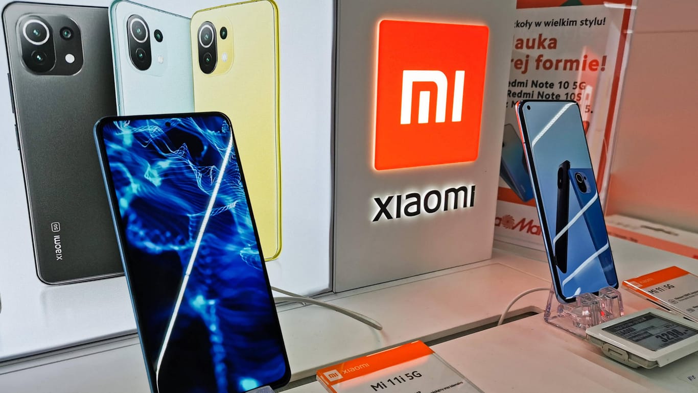 Smartphones von Xiaomi (Symbolbild): Der chinesische Elektronikkonzern will nun auch auf dem E-Auto-Markt einsteigen.