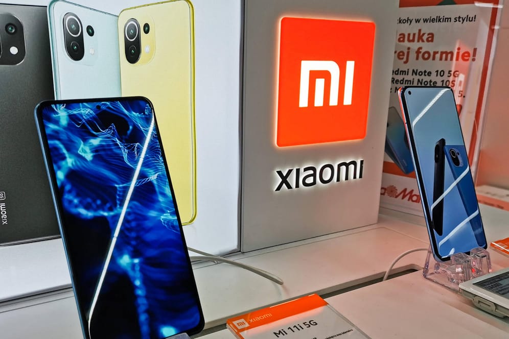 Smartphones von Xiaomi (Symbolbild): Der chinesische Elektronikkonzern will nun auch auf dem E-Auto-Markt einsteigen.