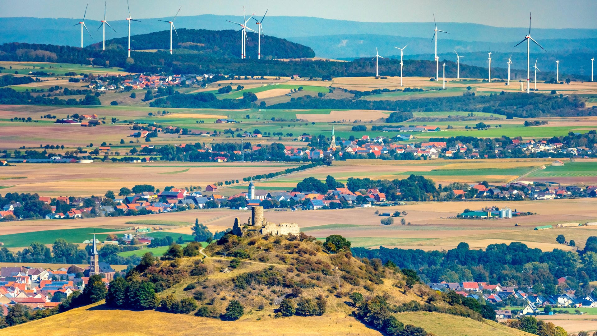 Blick von der Burg Desenberg in Ostwestfalen: In den Feldern bei Warburg ist eine Leiche entdeckt worden.