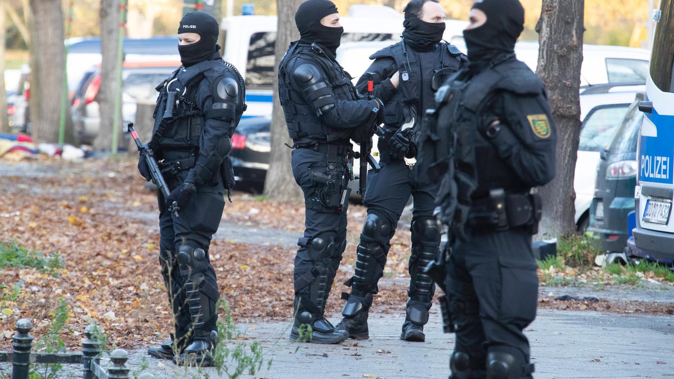 Bewaffnete Polizisten bei einer Razzia in Berlin. (Symbolbild) Dem Berliner Zoll ist ein Schlag gegen einen mutmaßlichen Drogenring gelungen. Es gab fünf Festnahmen.