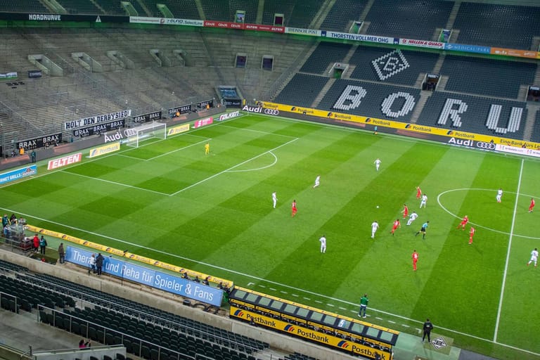 Gähnende Leere auf den Rängen (Archivbild): Das erste Geisterspiel fand am 11. März 2020 statt – zwischen dem 1. FC Köln und Borussia Mönchengladbach.
