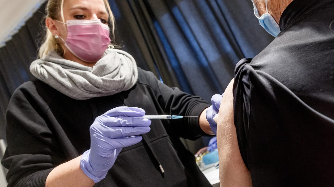 Impfung in Schleswig-Holstein: Schützen die Impfstoffe auch vor einer Infektion mit der Omikron-Variante?