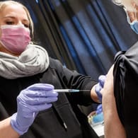 Impfung in Schleswig-Holstein: Schützen die Impfstoffe auch vor einer Infektion mit der Omikron-Variante?