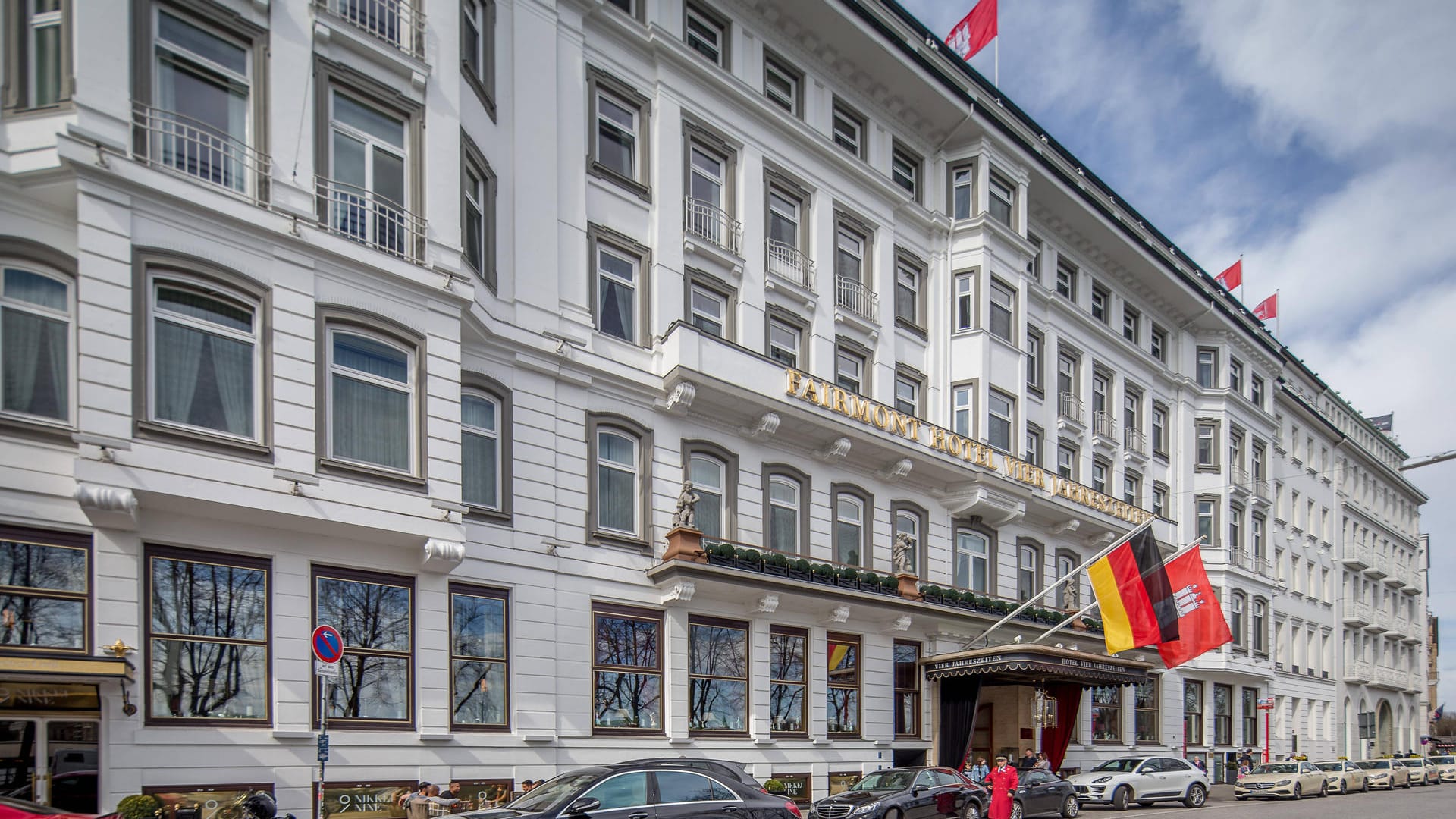 Das Fairmont Hotel Vier Jahreszeiten in Hamburg (Archivbild): Das Hotel teilt sich die Auszeichnung mit dem Hotel Schloss Elmau in Bayern.