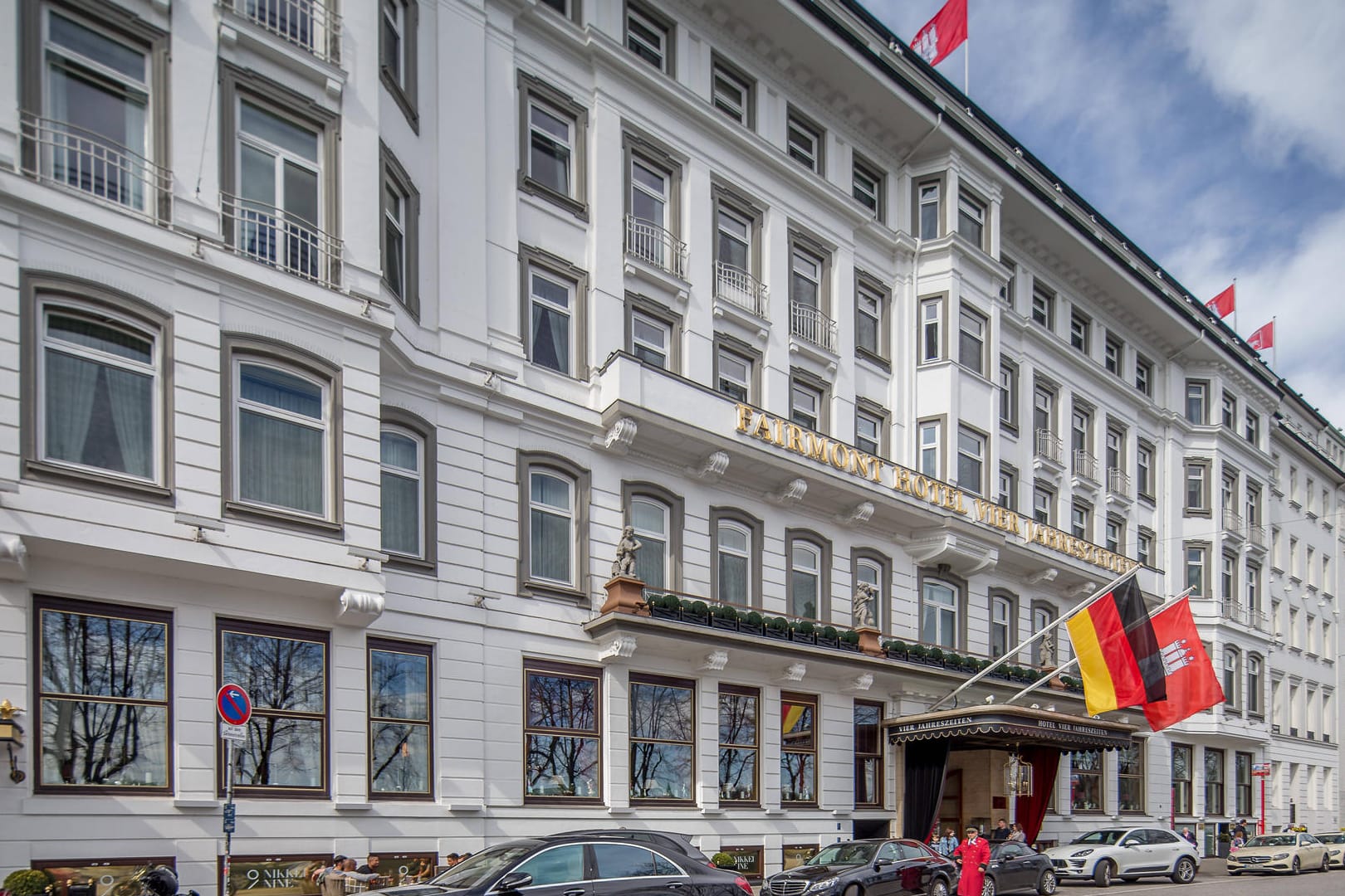 Das Fairmont Hotel Vier Jahreszeiten in Hamburg (Archivbild): Das Hotel teilt sich die Auszeichnung mit dem Hotel Schloss Elmau in Bayern.