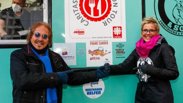 Frank Zander (l) und Inka Bause kümmern sich in Berlin um Obdachlose: Zanders traditionelles Weihnachtsessen mit Obdachlosen im Estrel fällt Corona-bedingt erneut aus.