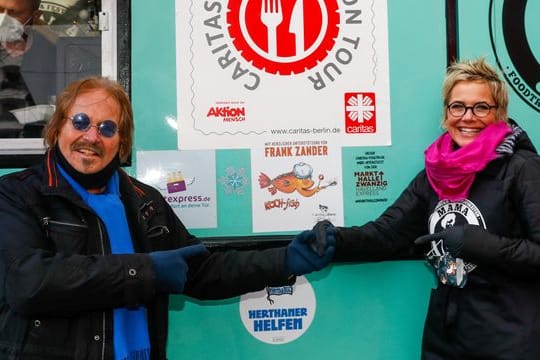 Frank Zander (l) und Inka Bause kümmern sich in Berlin um Obdachlose: Zanders traditionelles Weihnachtsessen mit Obdachlosen im Estrel fällt Corona-bedingt erneut aus.