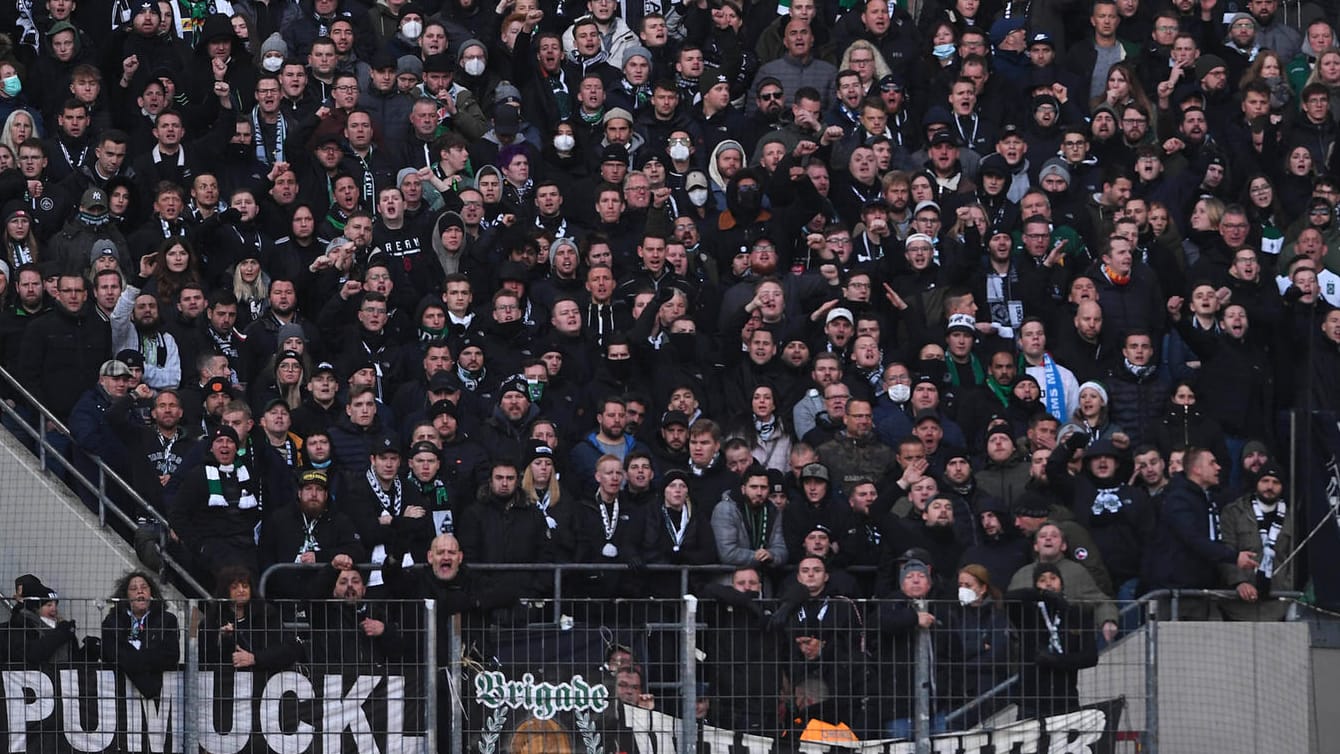 Gästeblock beim Rheinderby in Köln: Auch unter den Gladbacher Anhängern waren Masken nur selten zu sehen.