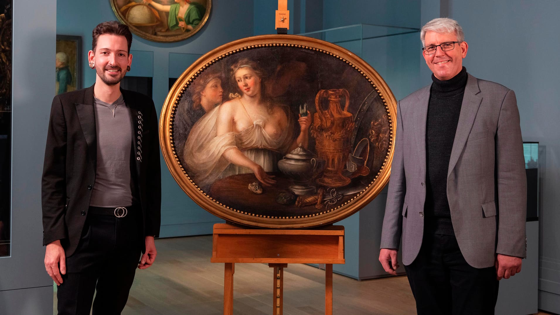 Gemälde: Fabian Kahl, Kunsthändler aus "Bares für Rares" (l), und Olaf Siart, Kurator im Landesmuseum Württemberg, stehen neben dem Gemälde, das das Museum von Kahl erworben hat.