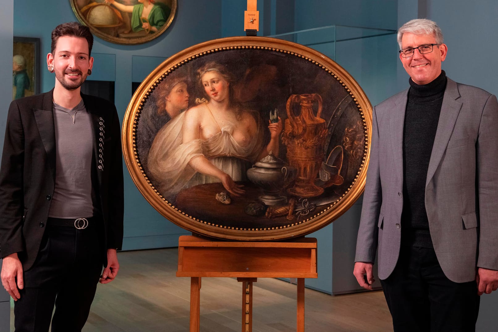 Gemälde: Fabian Kahl, Kunsthändler aus "Bares für Rares" (l), und Olaf Siart, Kurator im Landesmuseum Württemberg, stehen neben dem Gemälde, das das Museum von Kahl erworben hat.