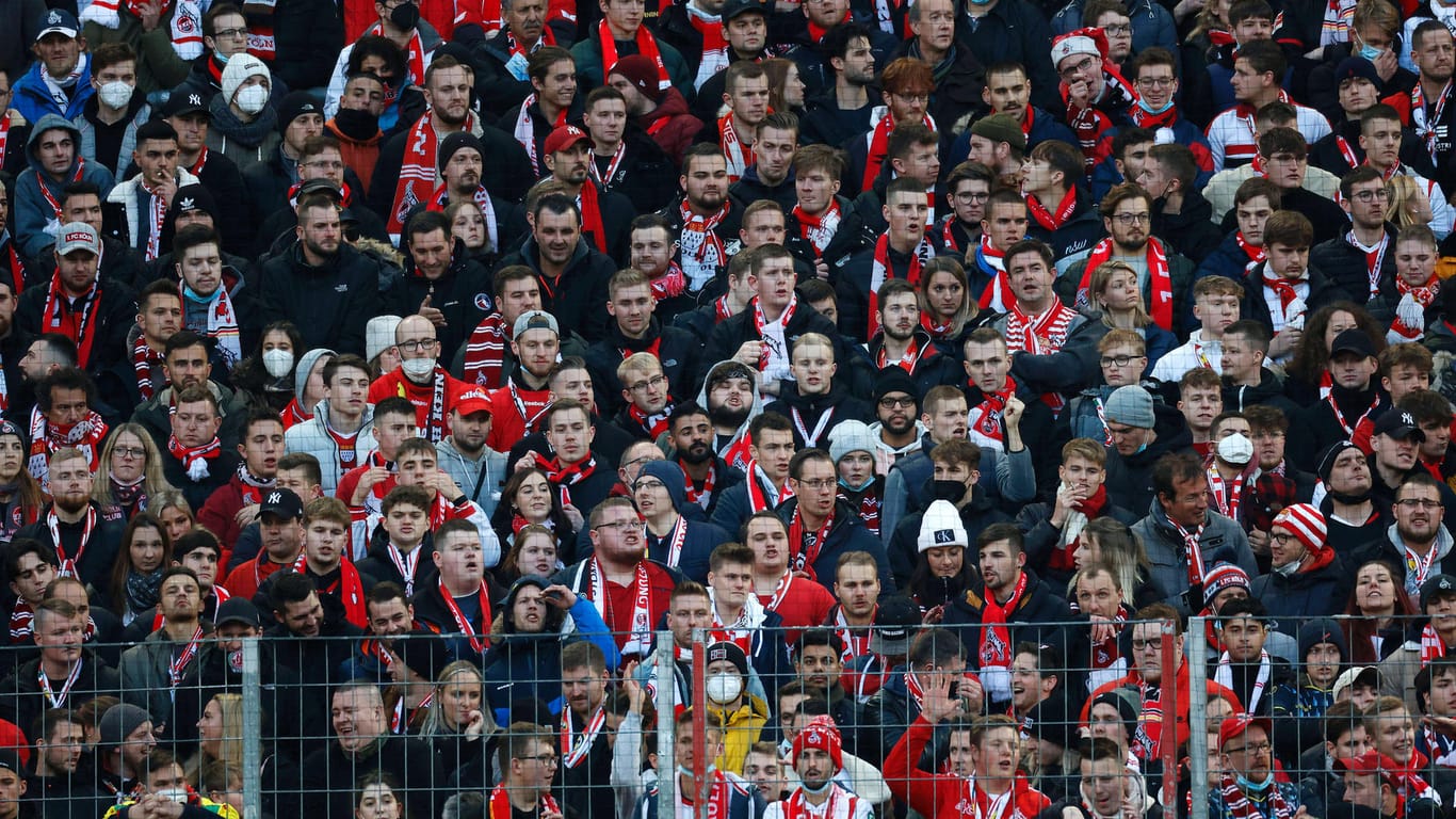 Fans während des Derbys zwischen dem 1. FC Köln und Borussia Mönchengladbach: Die Maskenfplicht am Platz wurde zu weiten Teilen nicht eingehalten.