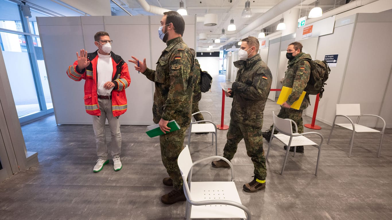 Bundeswehrsoldaten in einer Impfstation in Stuttgart: Auch in Deutschland ist die Bundeswehr in zahlreichen Bereichen der Krisenbewältigung eingebunden.