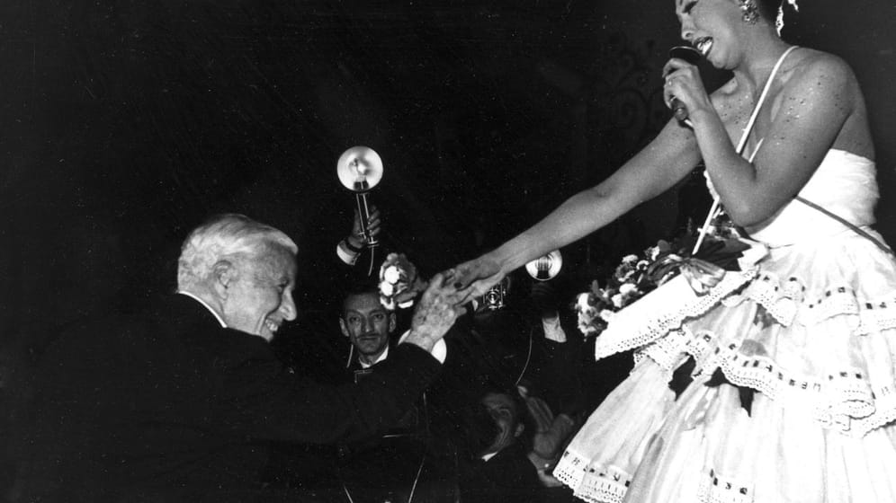 Charlie Chaplin gratuliert Josephine Baker nach einem Auftritt im Moulin Rouge 1953.