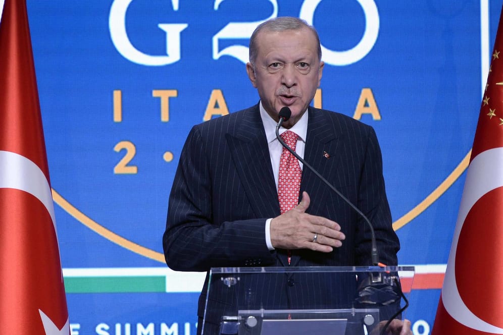 Der türkische Präsident Recep Tayyip Erdoğan bei einer Pressekonferenz (Archivbild): Trotz massiven Kurseinbrüchen der Lira hält er an seiner Niedrigzinspolitik fest.