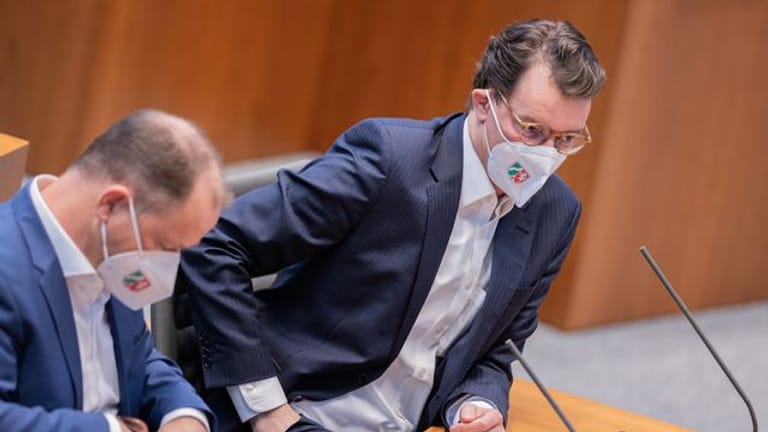 Hendrik Wüst sitzt im Landtag